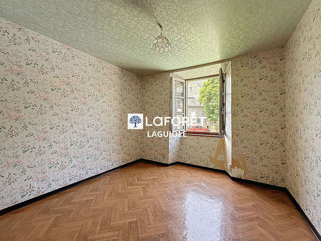 Maison à SAINTE-GENEVIEVE-SUR-ARGENCE