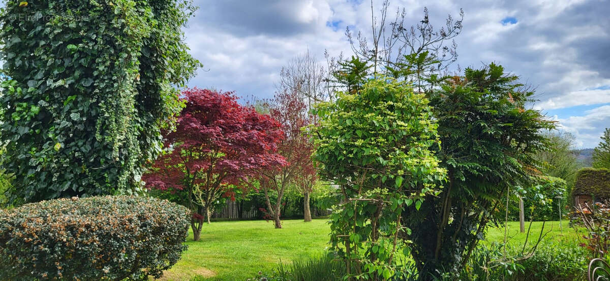 Maison à SAINT-GEORGES-DE-LIVOYE