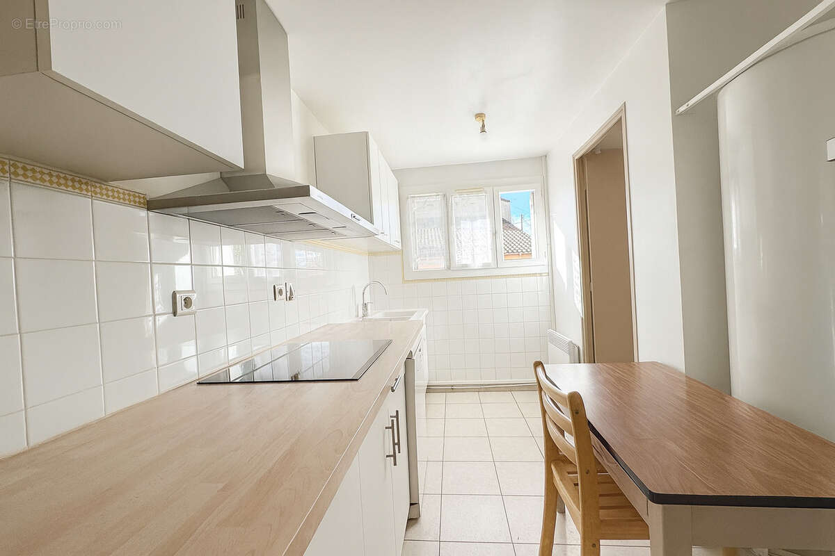 Maison à SAINT-MITRE-LES-REMPARTS