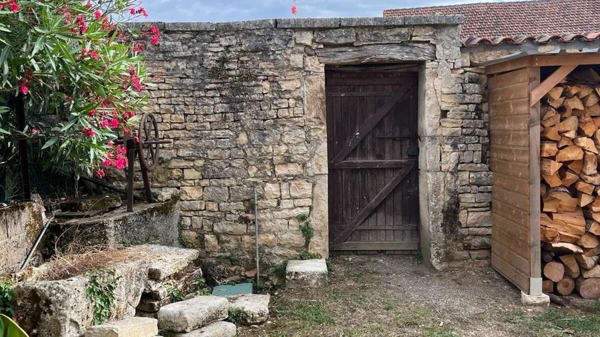 Maison 181 m² à Puyreaux  - photo 2