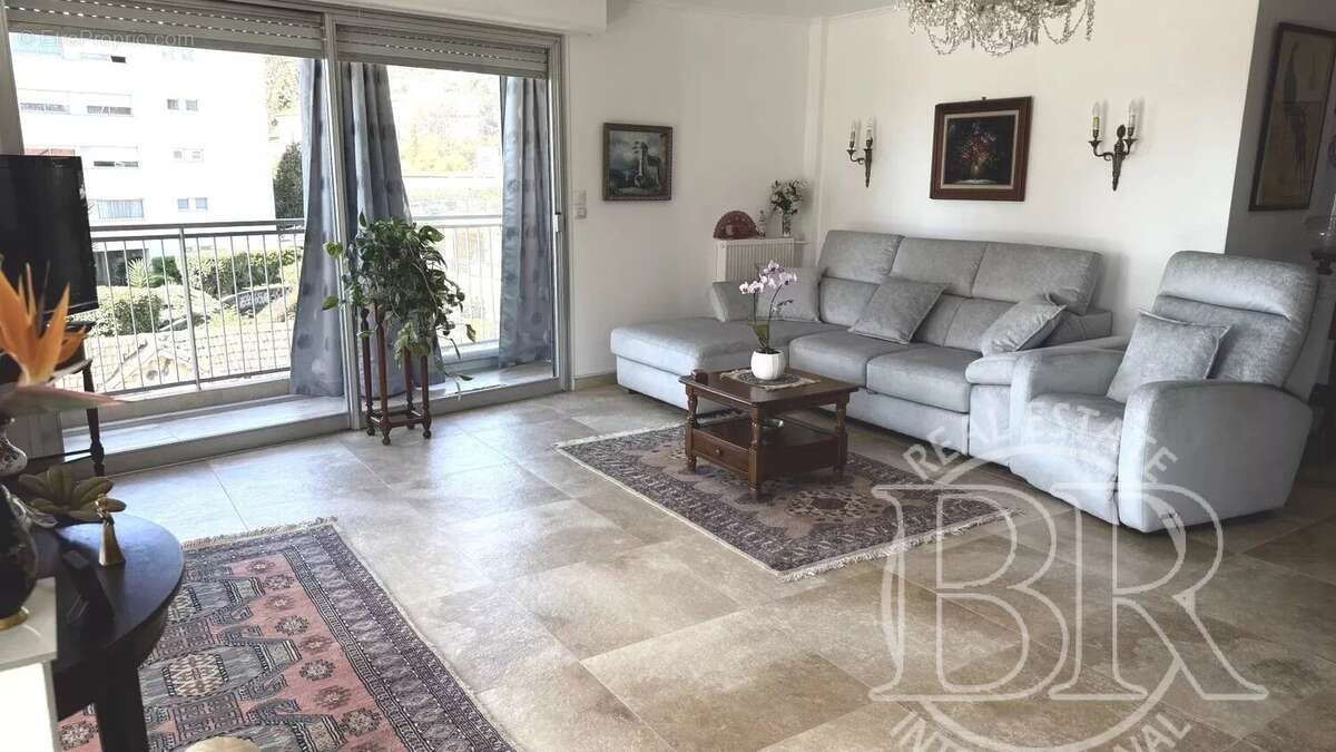 Appartement à VALLAURIS