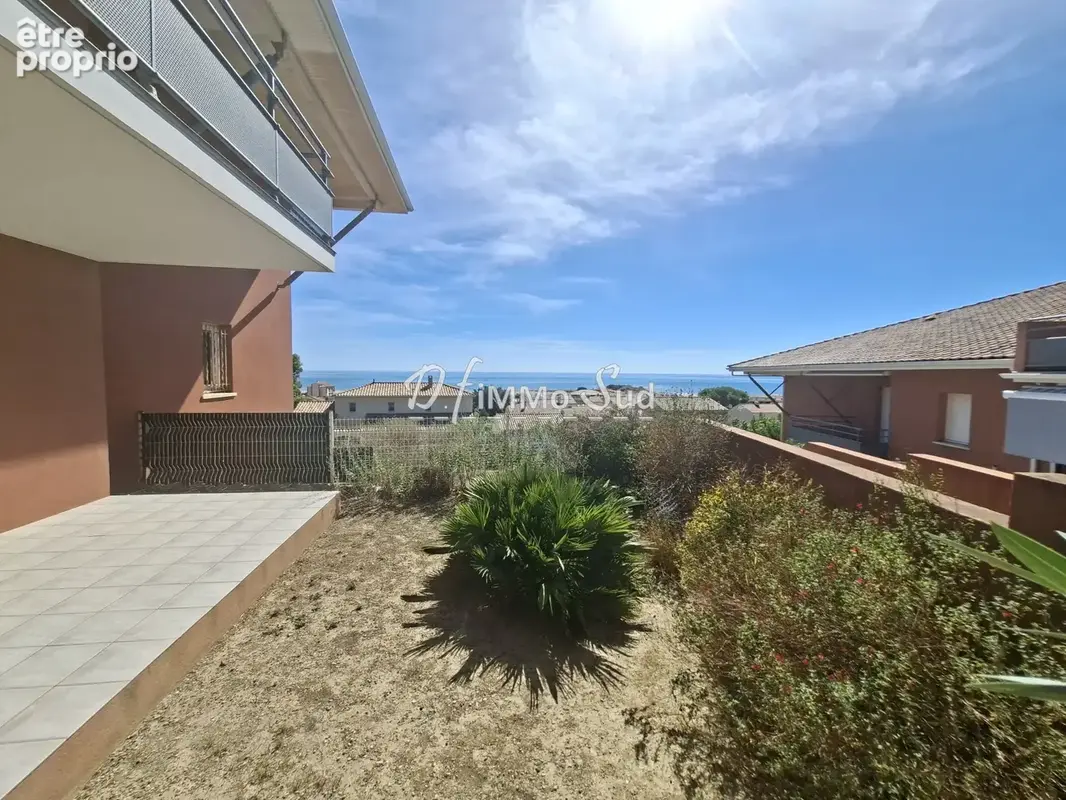 Appartement t2 en rez-de-chaussee avec vue mer -terrasse - jardin - place de parking - photo 2