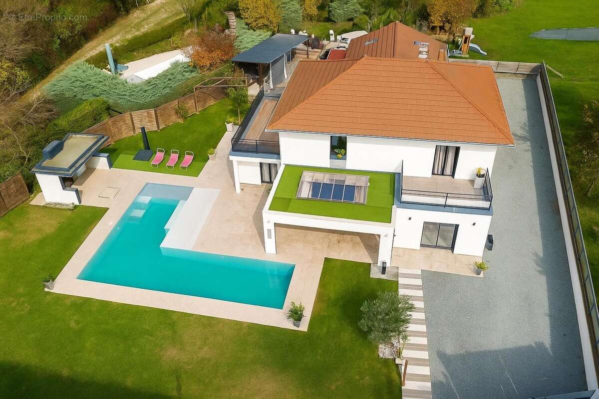 Maison 217 m² à Beaucroissant  - photo 2