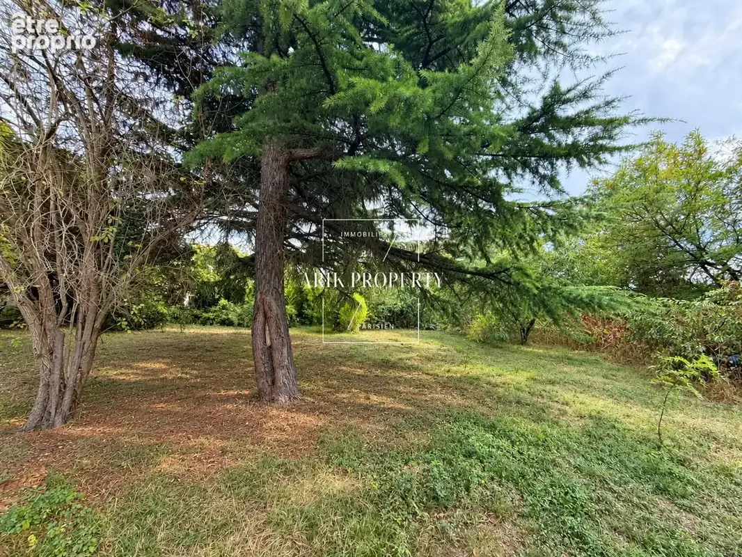 Terrain constructible de 2 200 m2 - photo 6