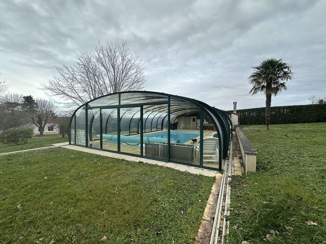 Maison à ROULLET-SAINT-ESTEPHE