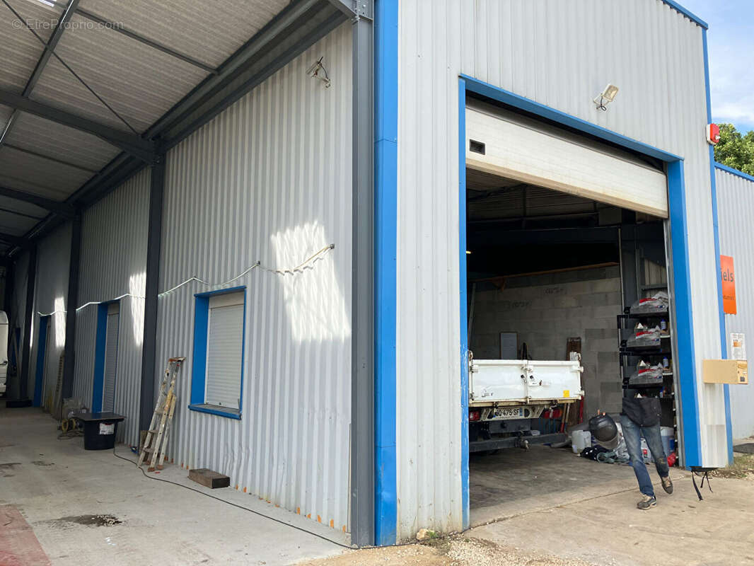 Commerce à NEUVILLE-DE-POITOU