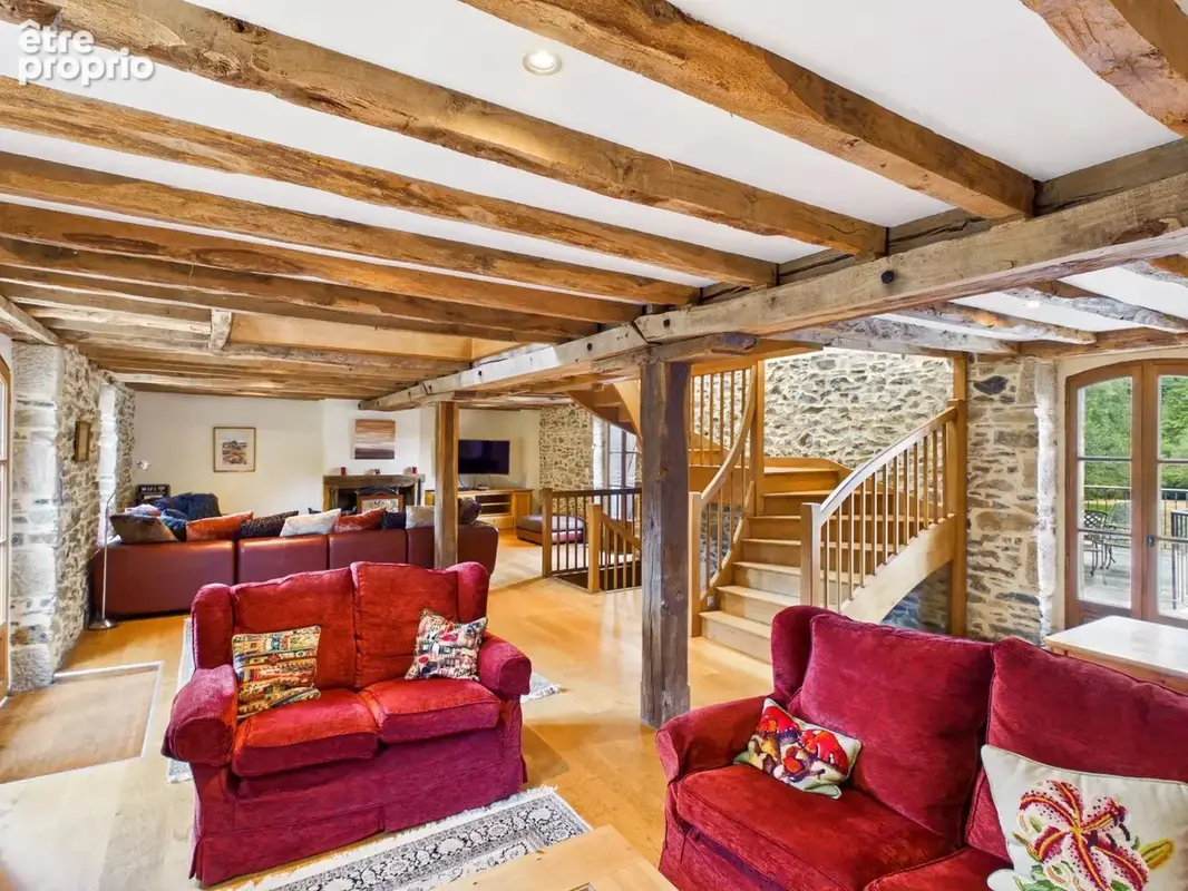 Moulin magnifiquement restauré offrant cinq chambres, 2.7 ha de terrain avec piscine et grange - photo 3