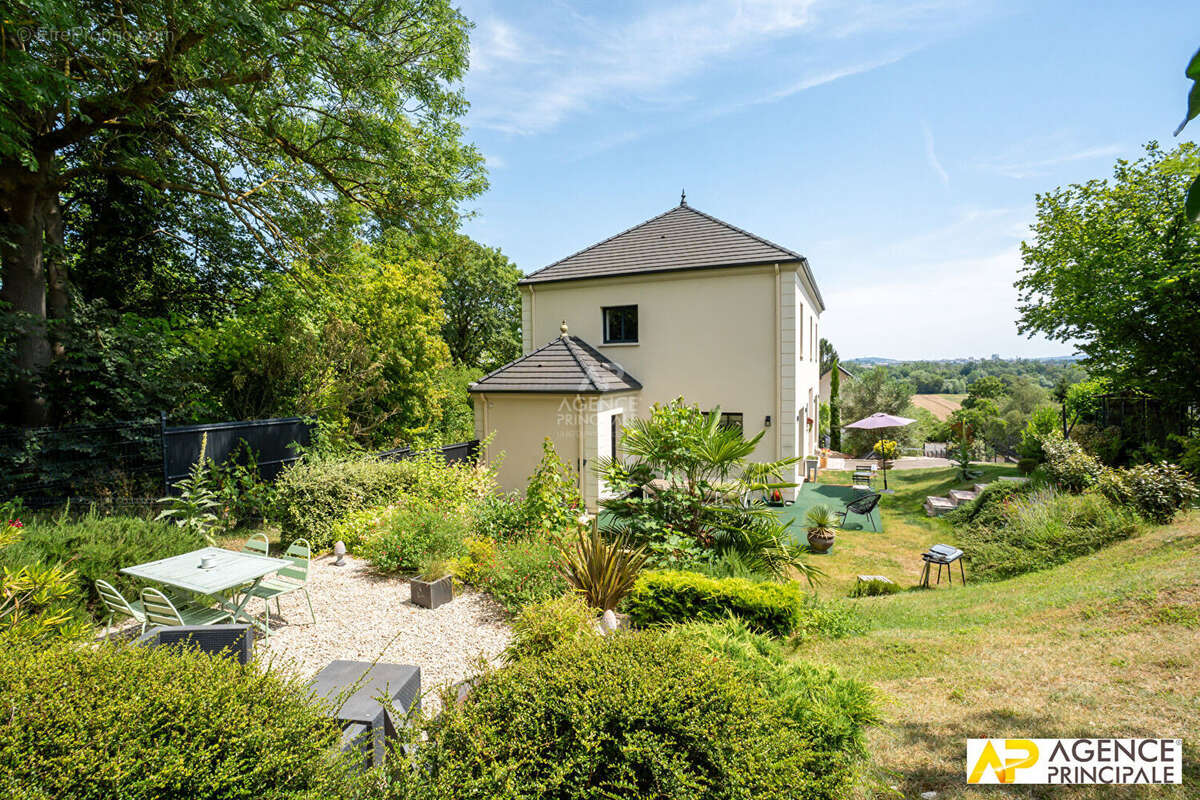 Maison à LE MESNIL-LE-ROI