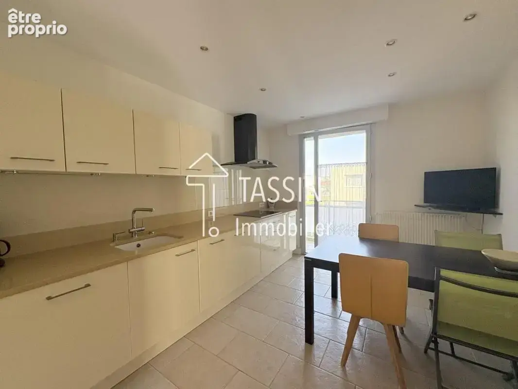 Tassin Bourg - Appartement T4 en dernier étage - photo 3