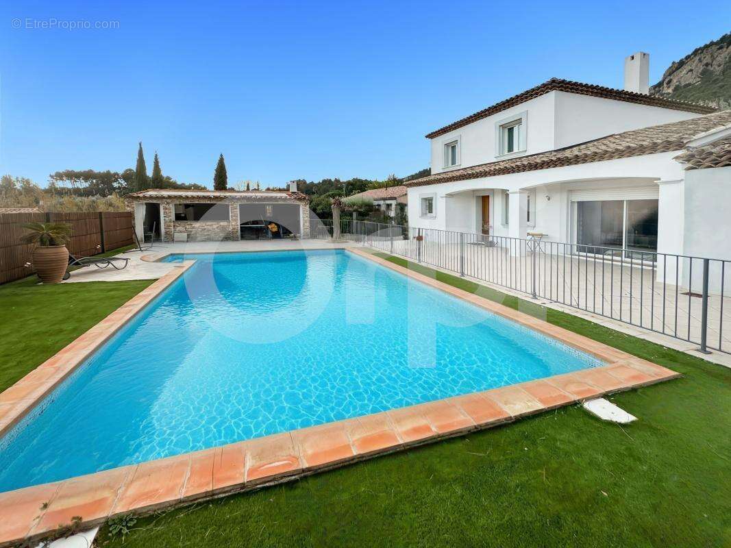 Maison à LE REVEST-LES-EAUX