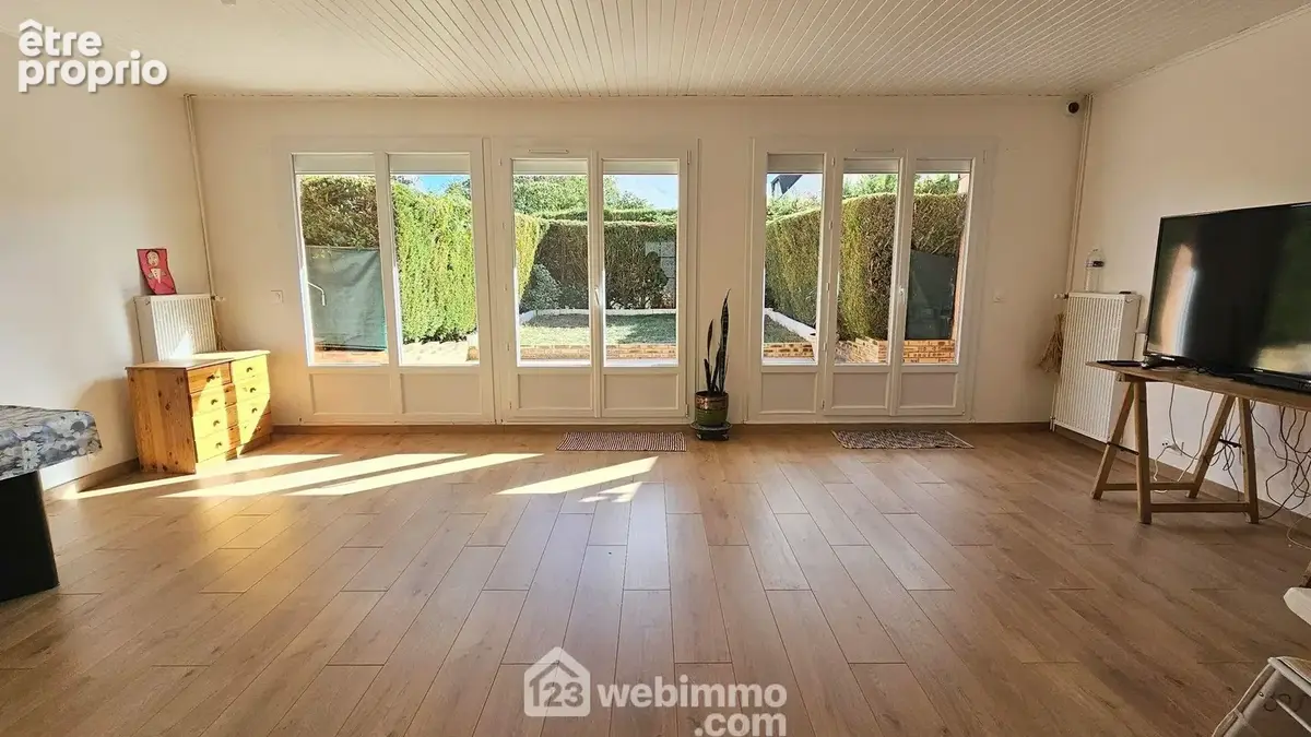 Un beau séjour lumineux de 30 m² tout parqueté.