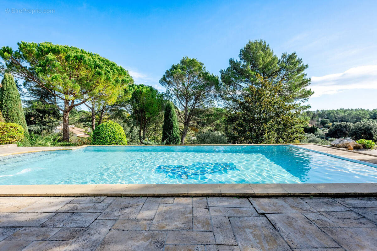 Espace piscine , vue dominante - Maison à NIMES