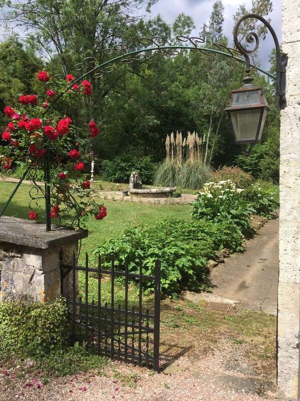 Niche en hauteur magnifique chateau sur 7700 m2 avec sa source - photo 14