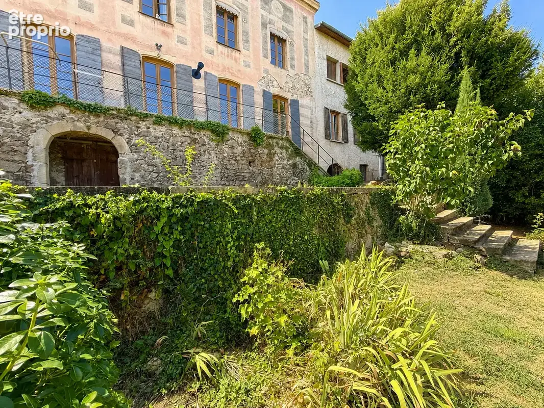 Propriété historique 312 m2 élevée sur caves voûtées, garage et plus de 1 000 m2 de terrain - photo 3