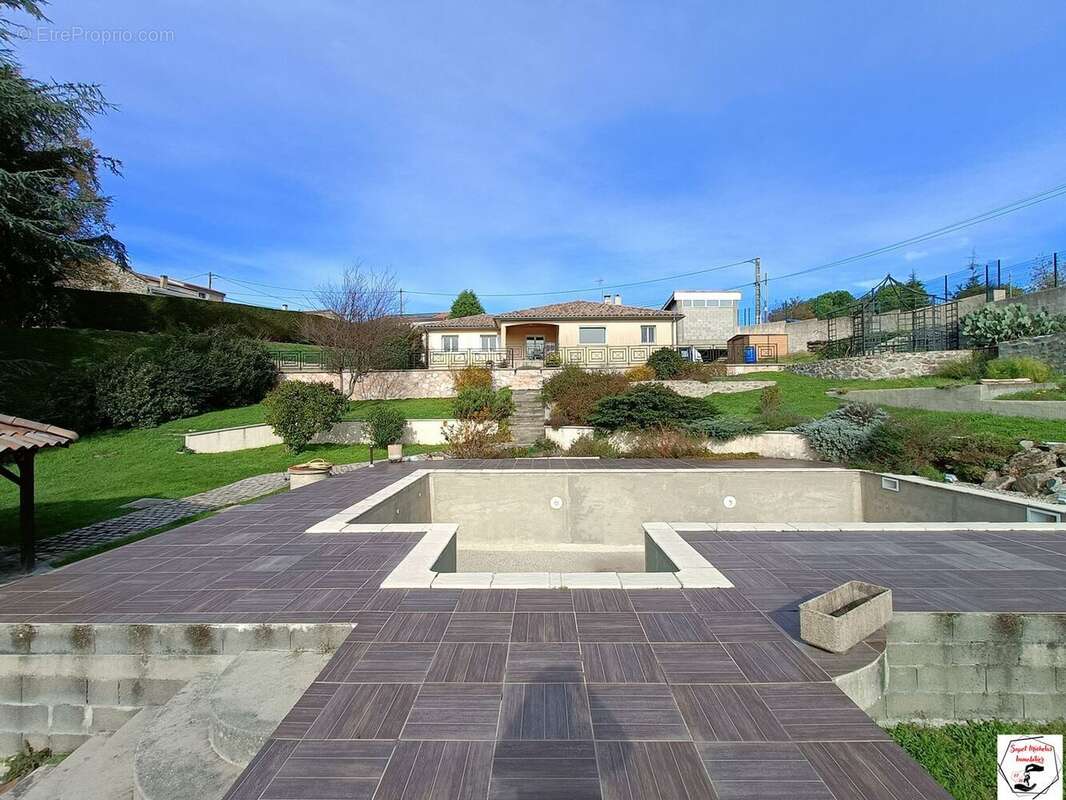 Maison à SAINT-JEAN-DE-MUZOLS