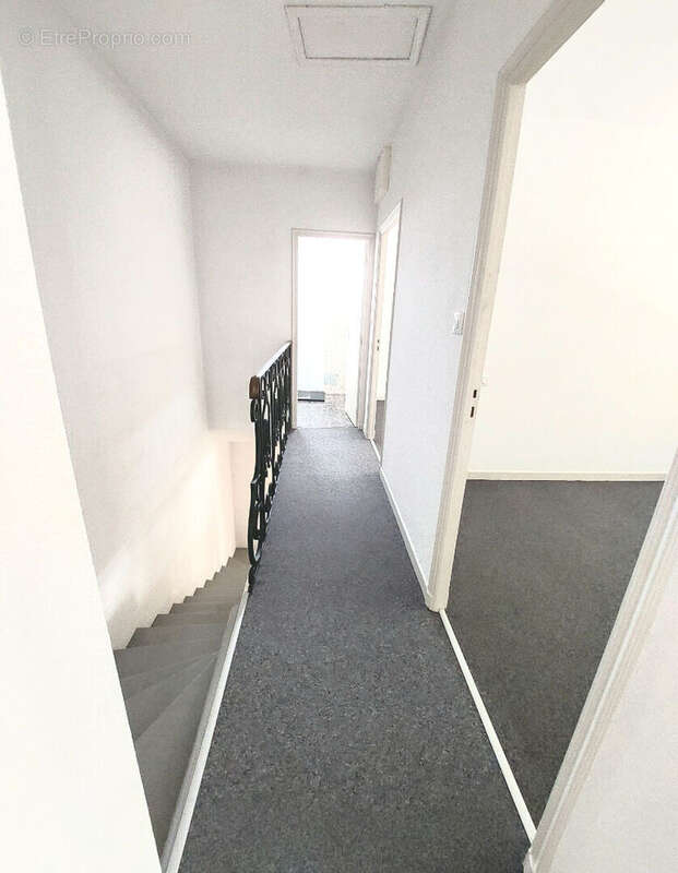 Immeuble Local commercial + appartement T5 rénové - photo 10