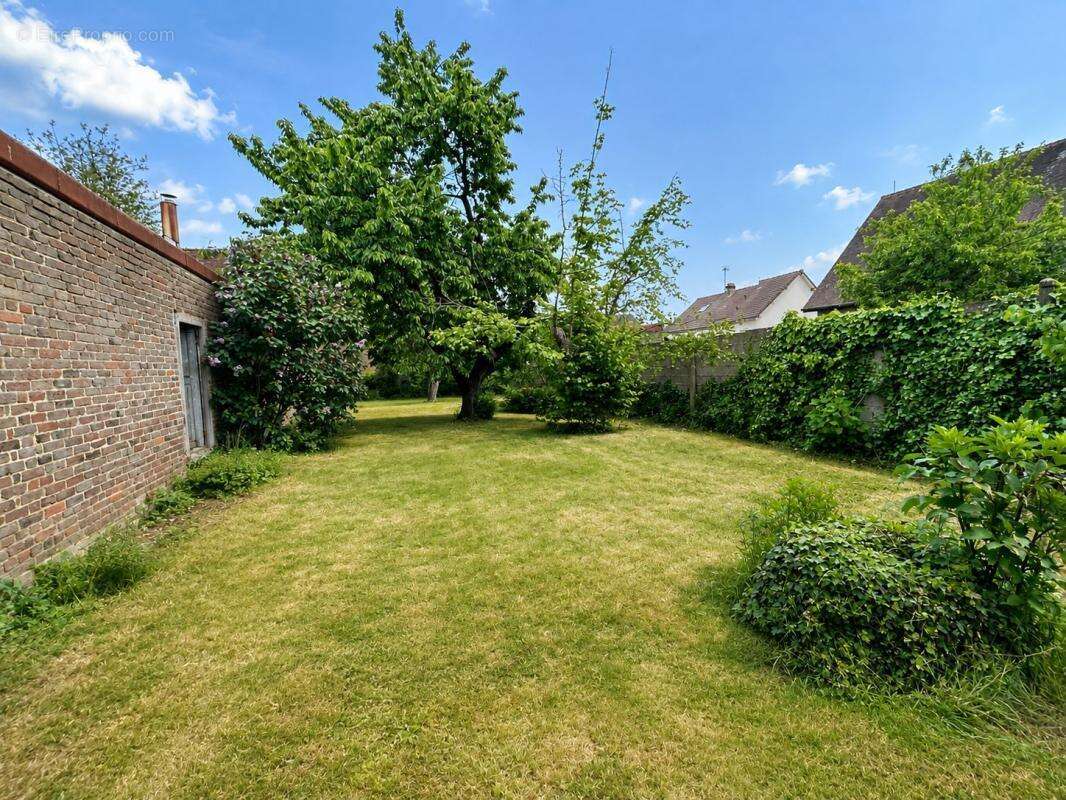 Maison de caractère avec cour intérieure, dépendances et jardin – Tillé - photo 9
