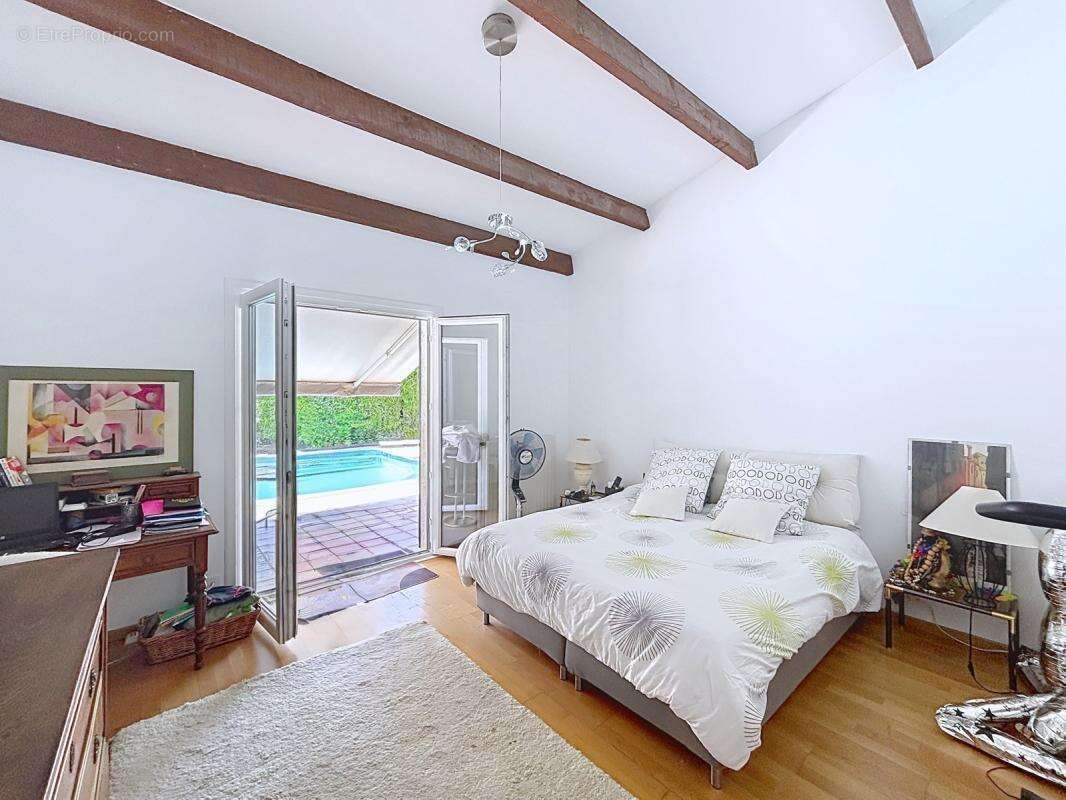 Quint-Fonsegrives Centre – Villa de plain-pied 180 m² • 5 chambres • Bureau • Piscine • Garage 45 m² • Terrain arboré de 900 m² - photo 7
