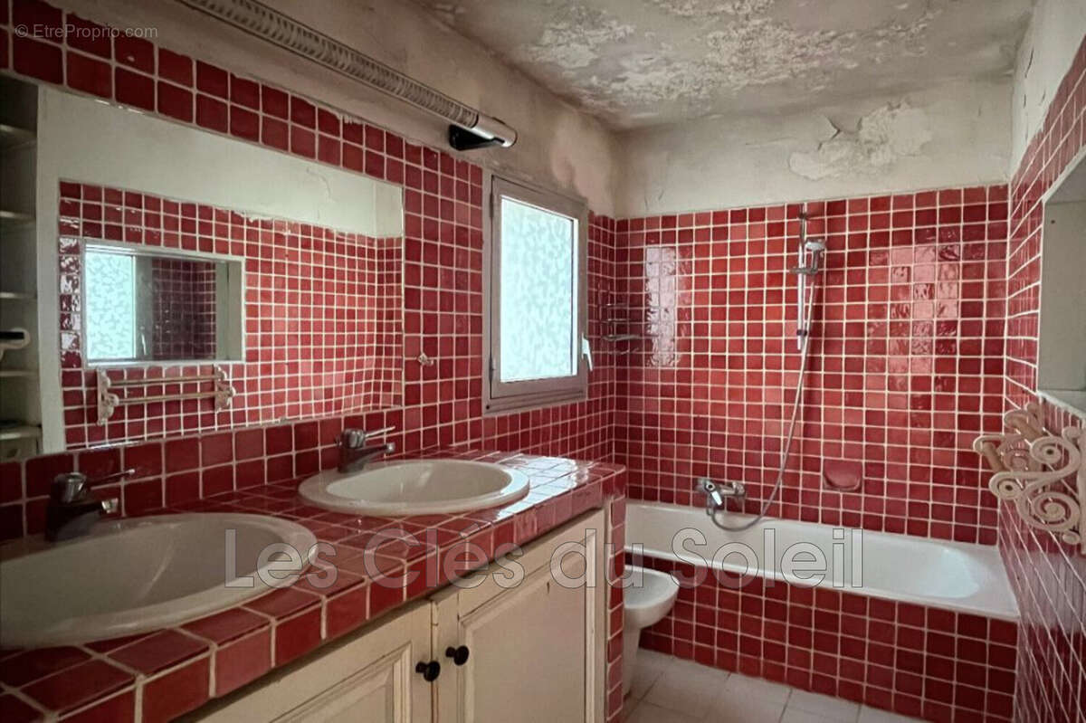 Maison à LE REVEST-LES-EAUX