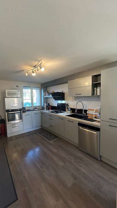 Cuisine équipée - Appartement à CRANVES-SALES