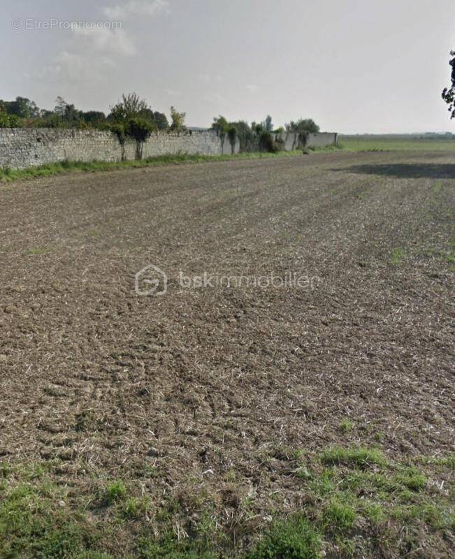 Terrain à MENEVILLERS