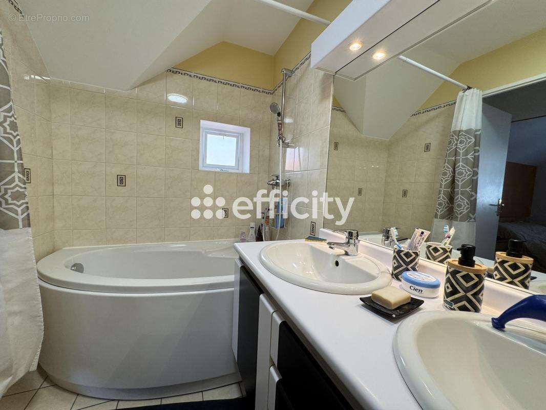 Maison à MAGNY-LE-HONGRE