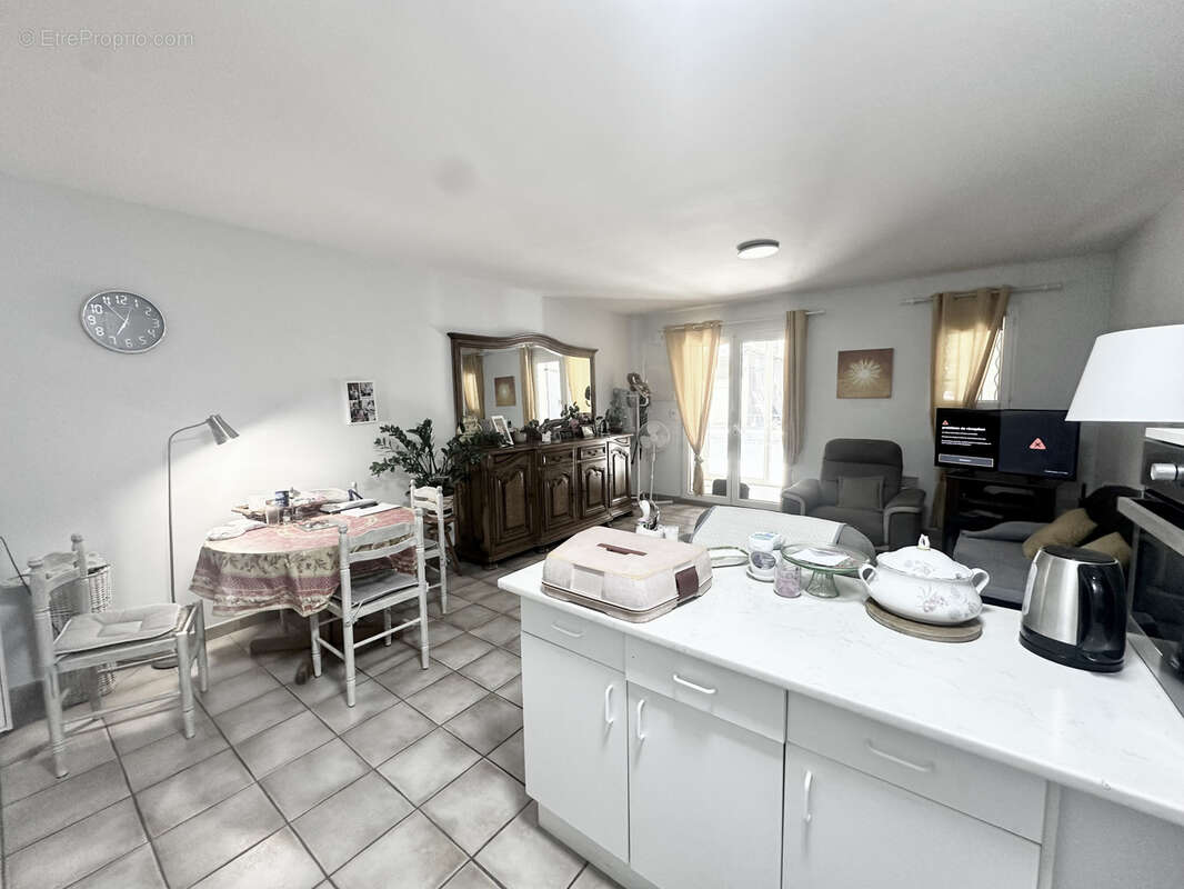 Appartement 49m2 de type 2 SENAS - photo 2