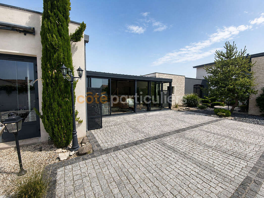 Villa d'exception de 360 m² aux portes de La Rochelle - Saint-Xandre - photo 3