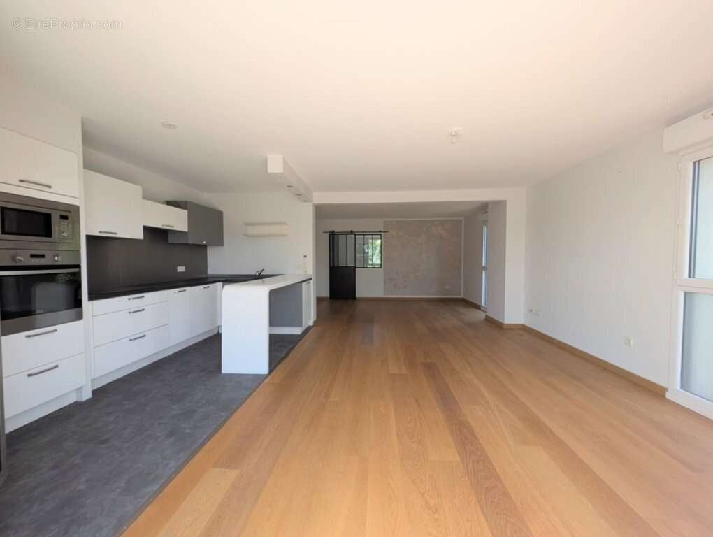 T4 d'exception en dernier étage avec 2 terrasses, garage et parking - photo 2