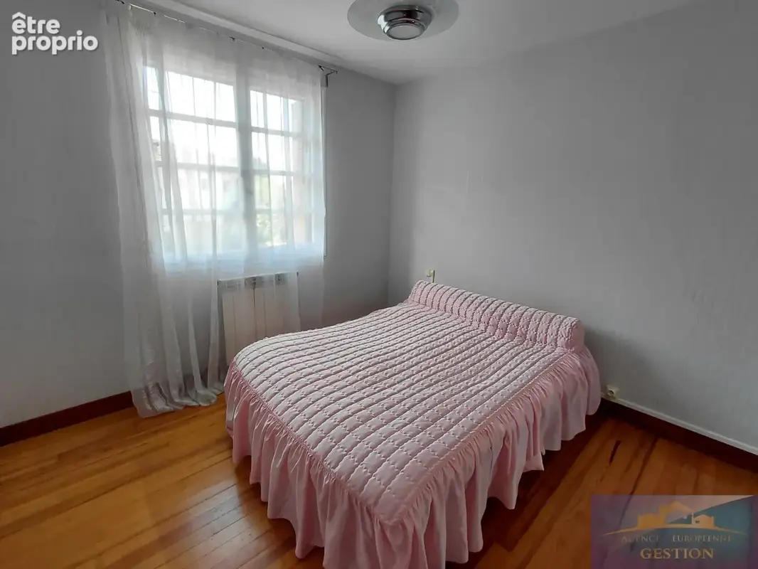 Maison mitoyenne élevée sur deux niveaux avec jardin et dépendances - photo 8