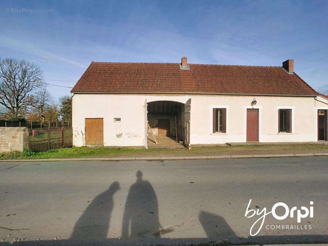 Maison à DURDAT-LAREQUILLE