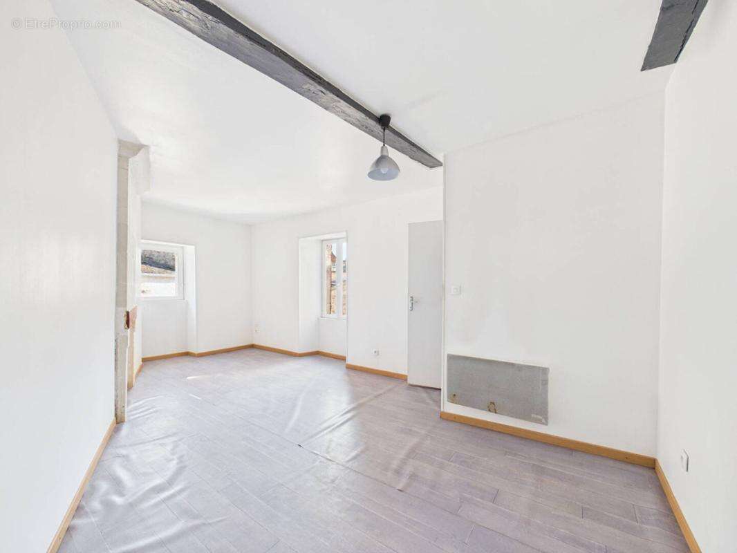 Maison de 165 m 2  à Mirebeau , 4 chambres, cour, garage, caves - photo 9
