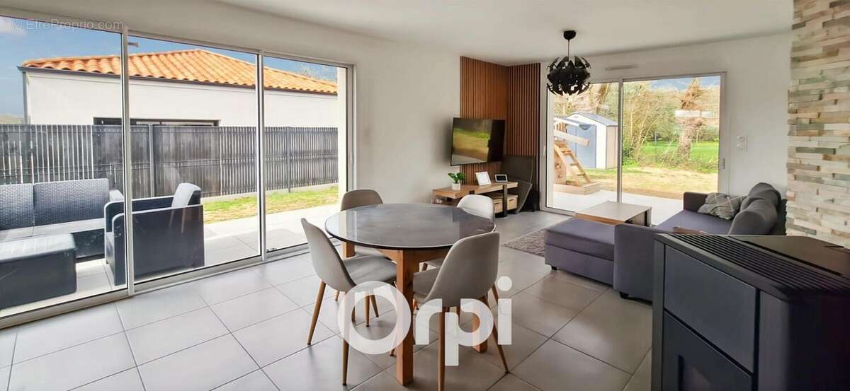 Maison à LA CHAIZE-LE-VICOMTE