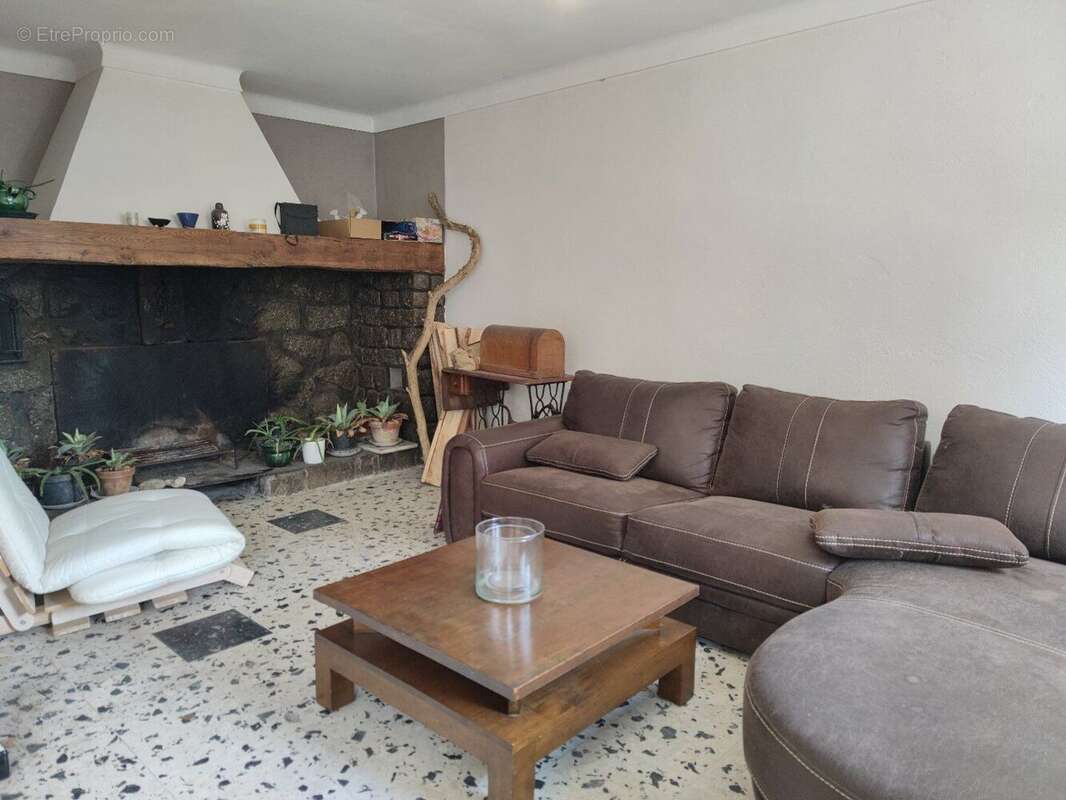 Maison 7 pièces avec grange et terrain de 3800m² - photo 2