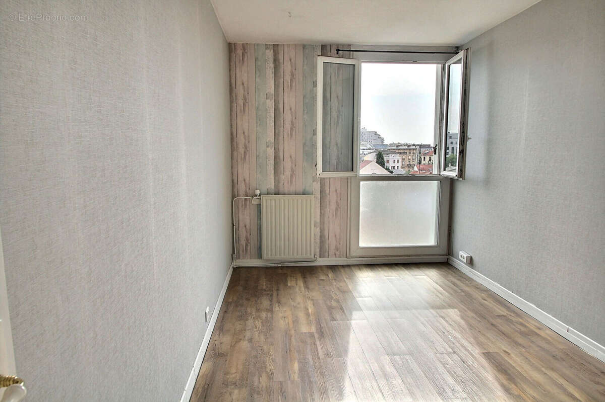 Trois pieces - quartier marceau - dernier etage - photo 8