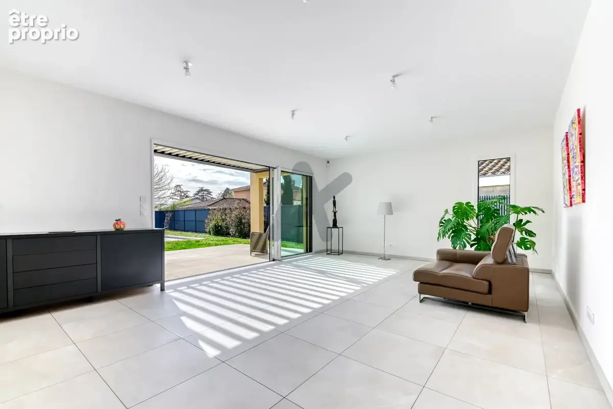 Ecully - Les Serres: Une maison contemporaine de 189m2, 5 chambres, terrasse, jardin, piscine et garage. - photo 6