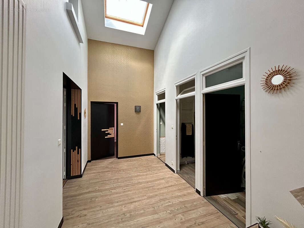 Maison Aigondigné 8 pièce(s) 203 m2 - photo 9