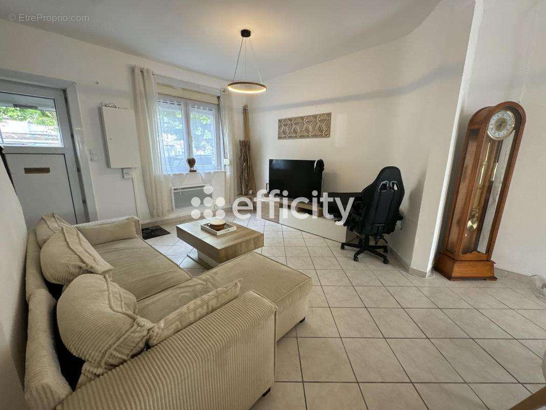 Maison à QUIEVRECHAIN