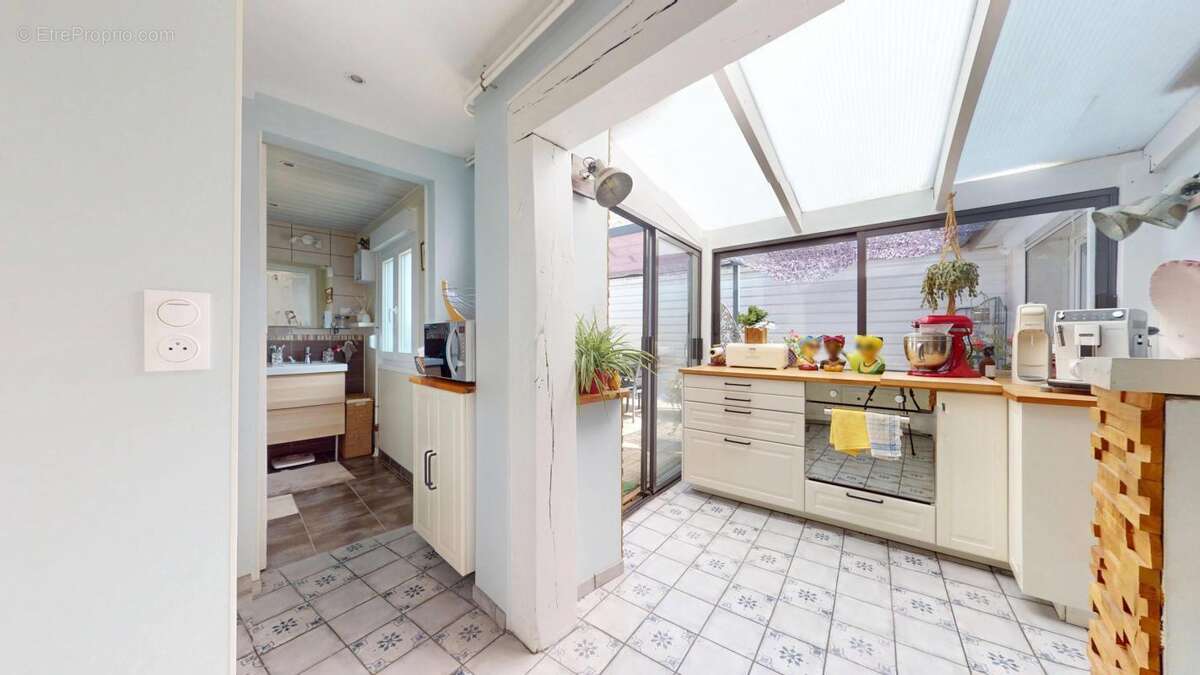 A VENDRE : Maison 6 pièces avec cour et jardin  ( à 20 mins de REIMS via l'autoroute A34) - photo 4