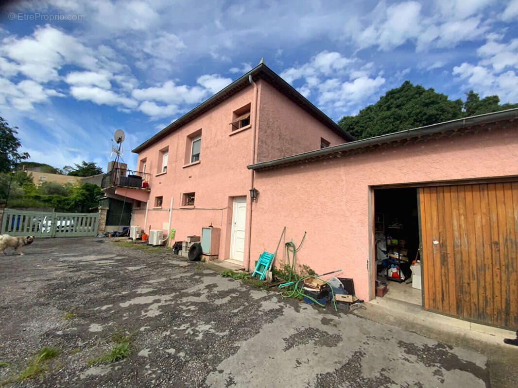 LEDIGNAN 15 MN D'ALES Immeuble avec murs d'un local commercial de 99m², un appartement de 87m² sur 1140m² de terrain - photo 4