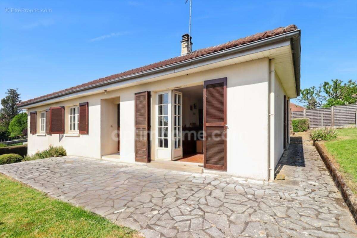 Maison Plain Pieds élevée sur sous sol de 94 m² - 3 Chambres - 5 Pièces - Garage - Terrain 634 m² - 87190 MAGNAC LAVAL - photo 5