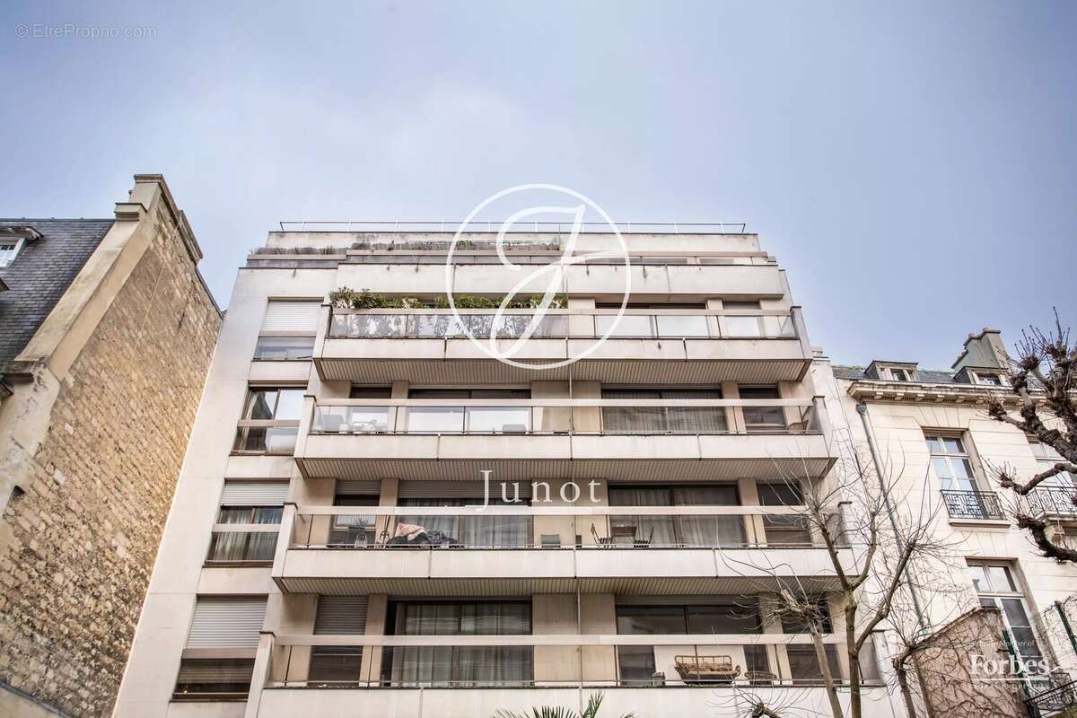 Appartement à PARIS-16E