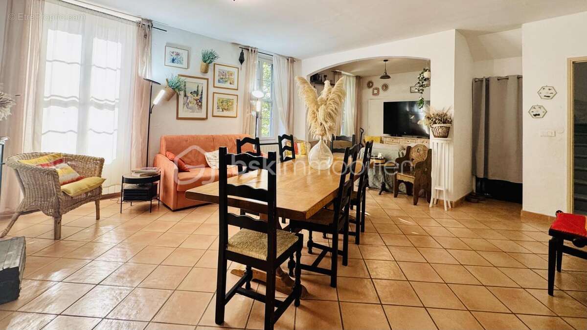 Maison en pierre avec grand bâtiment annexe - photo 4