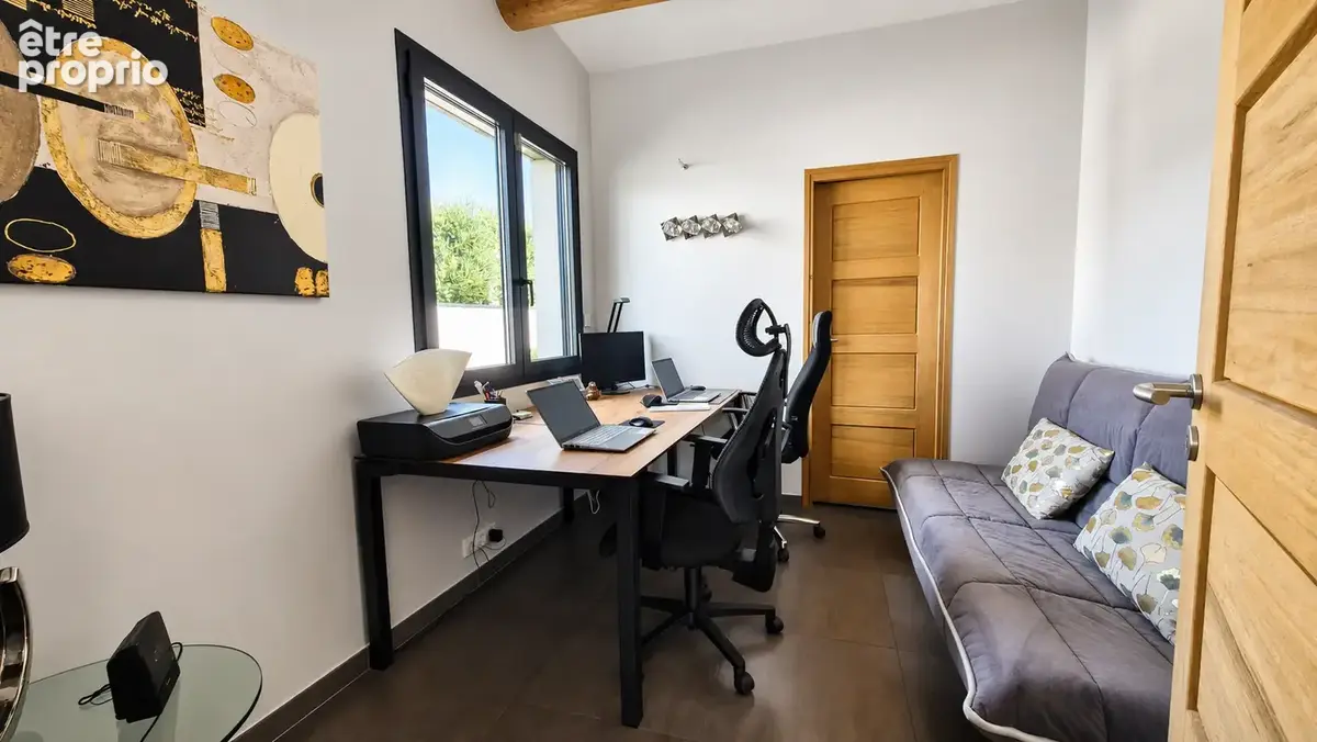 Au calme, villa contemporaine de plain pied sur 1003m2 avec piscine - prestation haut de gamme - photo 13