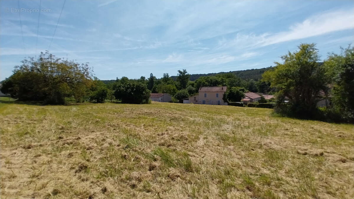 Terrain à CHATEAU-L'EVEQUE