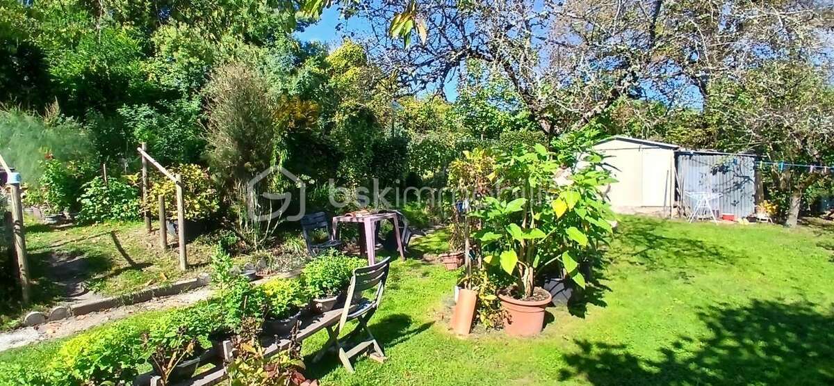 Maison à BORS(CANTON DE MONTMOREAU-SAINT-CYBARD)