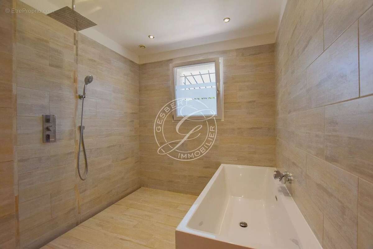 A vendre flayosc - villa  de 225 m2 avec piscine à pieds au village - photo 18