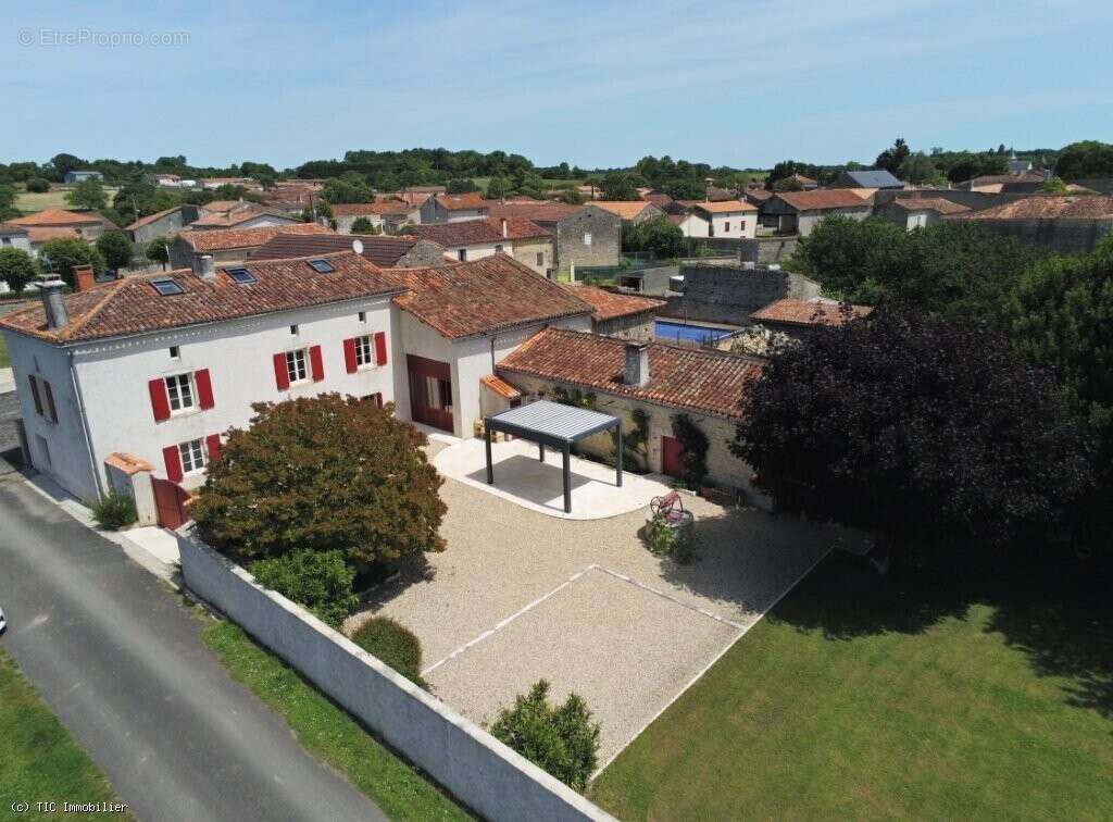 Maison à AIGRE
