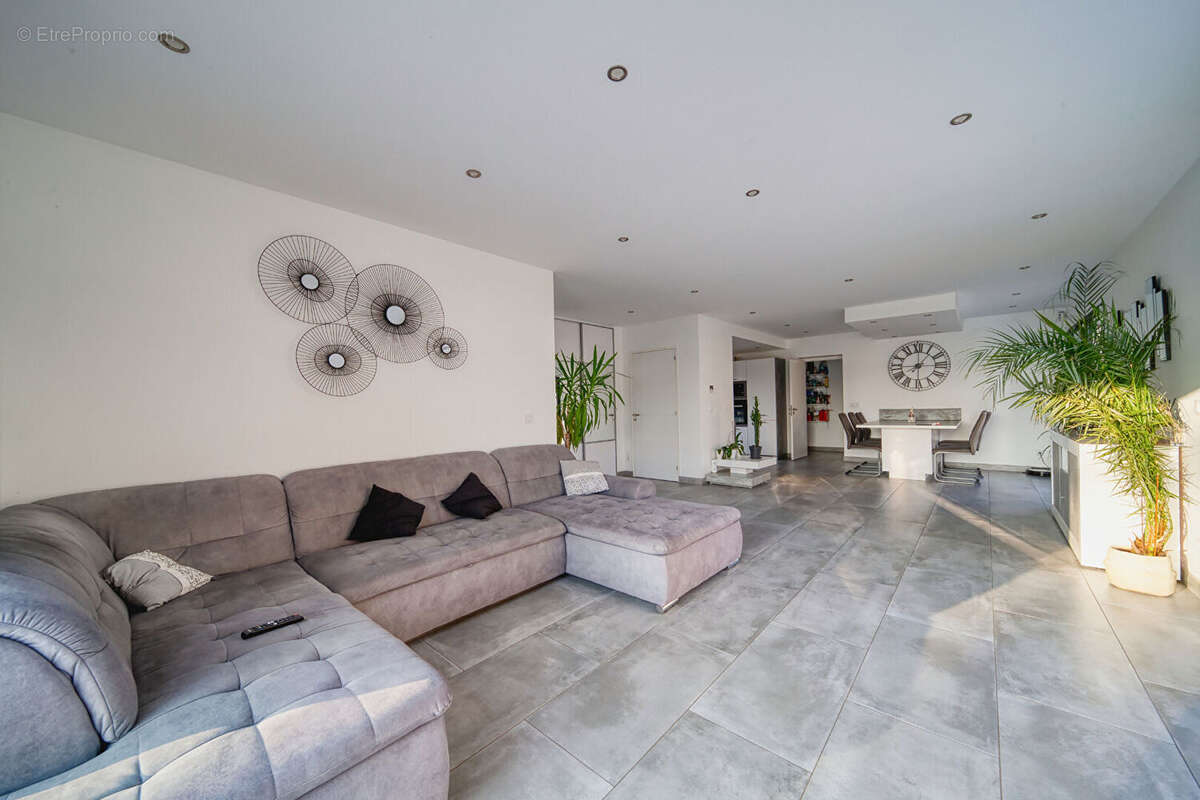 Espace et lumière : Découvrez cette maison récente de 150m² avec piscine. - photo 10