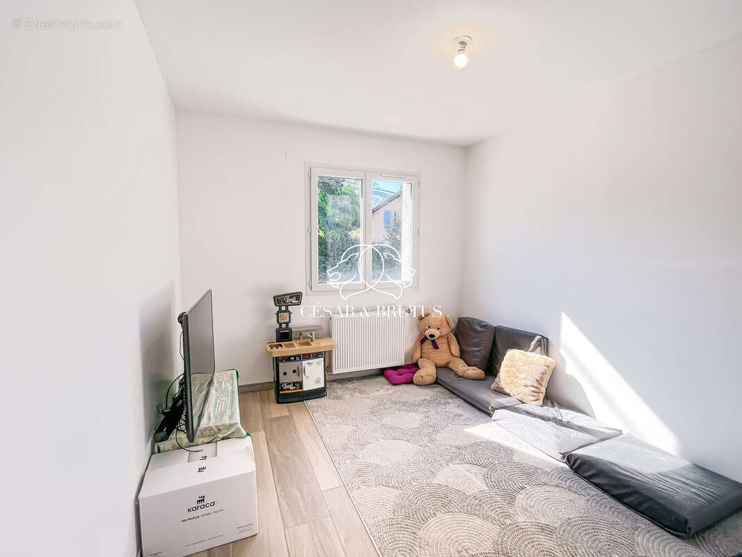 Maison 115 m² à Villefontaine  - photo 8
